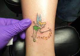 Coole kleine tattoos winzige tattoos armtattoo frauen kindernamen tattoos feen tattoo erinnerungs tattoos kleines tattoo tattoo ideen tattoo tinkerbell. 16 Tinkerbell Ideen Disney Tattoos Tattoo Tinkerbell Tattoo Ideen