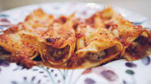 In ogni menù, le prime portate sono spesso le più invitanti, e grazie alle nostre 10 migliori ricette di cannelloni, scoprirete che alcuni formati di pasta sono perfetti per essere serviti per un'occasione speciale come il natale. Ricetta Dei Cannelloni Ripieni Ricotta E Spinaci E Carne Macinata