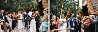 Alle informationen rund um den hochzeitsbrauch baumstamm sägen. Hochzeitsreportagefoto Baumstammsagen Trauung Dorfkirche Britz Ochsenstall Schloss Britz Hochzeitsfotograf C Www Hochzeitslicht De Hochzeitsfotograf Berlin