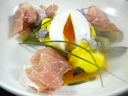 œuf Mollet Sur Asperges Vertes Jambon De Parme Et Sauce Hollandaise Ultra Simple Les Delices De Mimm Cuisine Et Boissons Asperge Verte Sauce Hollandaise
