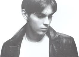 Που έχει μικρή ηλικία, που είναι ακόμα στη νεότητα. Mixalhs Xatzhgiannhs Kryfo Fili