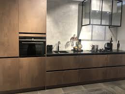 keuken brons met mat zwart graniet keukenblad granieten keuken keuken idee koperen keuken