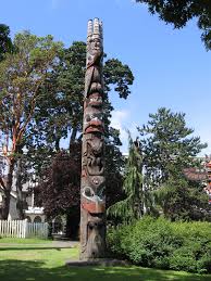 Nounedit · any natural object or living creature that serves as an emblem of a tribe, clan or family. File Totem Haida Jpg Wikimedia Commons
