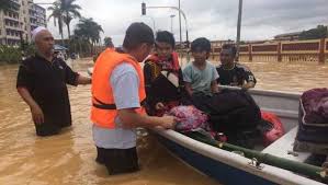 Banjir di kelantan bermula agak lewat dengan hujan turun bermula pada 25 disember dan air hanya mula. Banjir Di Malaysia 119 624 Orang Terpaksa Mengungsi