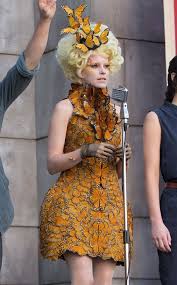 Elizabeth Banks Catching Fire Butterfly Dress 10 000 Hand Painted Feathers Alexander Mcqueen Butterfly Dress Hunger Games Fashion Halloween Fashion
