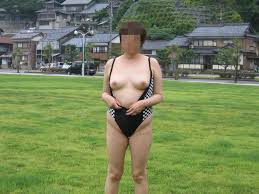 野外画像レビュー】年齢なんて気にする必要なし！白昼にオッパイをポロリと出した熟女さん達！