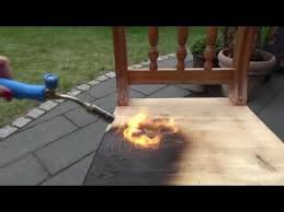 Holz Durch Abflammen Altern Lassen Ich Zeige Euch Wie Es Geht You Can Age Wood By Flames Verwittertes Holz Diy Verwittertes Holz Wiederverwertetes Holz