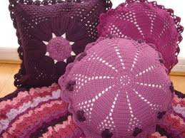 Örgü yastık kılıfımıza başlamadan önce birbirine uyan üç tane renk seçtik. Tig Ile Orulmus Olan Yastik Kirlent Modelleri Resimli Orgu Modelleri