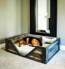 It is a rectangular shaped bed made from pallets and can be crafted to fit any sized dog. L1hsbab07u0rbm