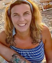 Oggi l'addio a Laura «I muri della scuola colorati per te»