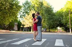 愛情のあるカップル通りとキスの途中で横断歩道の上に立つの写真素材・画像素材 Image 9831910