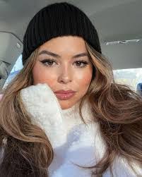 Kendra Hubbell's Instagram, Twitter & Facebook