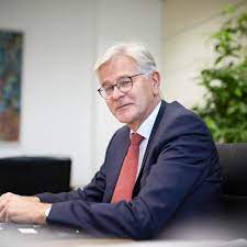 Gelbe karte gelb/rote karte rote karte verletzt nicht einberufen. Die Macher Interview Mit Hypo Generaldirektor Andreas Mitterlehner