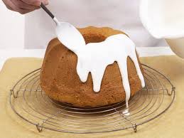 Beleuchtete kerzen auf weißem, mit zuckerguss überzogenem kuchen. Zuckerguss Selber Machen So Geht S Lecker Zuckerguss Selber Machen Glasur Fur Kuchen Kuchen Rezepte Einfach