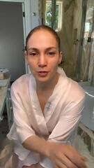 Jennifer Lopez impressiona sem maquiagem em tutorial; Vídeo