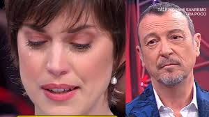 Affari Tuoi, la concorrente si commuove e racconta: "Un anno fa ho toccato  il fondo". La reazione di Amadeus