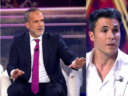 Santi Acosta corta con brusquedad la mención a 'Sálvame' de Kiko Jiménez en '¡De viernes!' y provoca la mofa de María Patiño