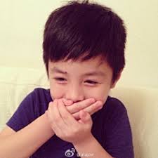 Joohee Yoon是一名来自韩国的插画家、版画家，揽获众多国际大奖。她的作品里充满了一种原始的野性的魅力，造型夸张大胆，色彩对比十分强烈，却又能让画面有条不紊，杂而不乱，她的绘本插图充满了稚拙天真的趣味。——|诗性的狂野...  ​