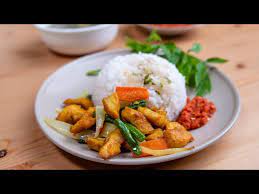 Opor ayam nasi putih/longtong opor ayam telur petis sbl goreng ketang sayur manisa sbl kelapa krupuk 21.000 26.000 (daging/ayam kampung). Set Ayam Goreng Kunyit Meletop Dengan Sambal Belacan Sup Kosong Youtube