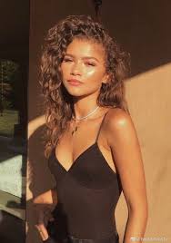 Asia Cloudnews Zendaya Qui Recoit Le Emmy Zendaya Style Zendaya Coleman Zendaya Photoshoot