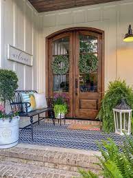 45 Amazing Chic Spring Decoration Ideas For Front Porch That Will Make You A Happy Decoarchi Com Front Porch Decorating Outdoor Entryway Decor Outdoor Entryway