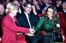 Ove noci jedan covjek nekud luta, nacas misli da je stig'o na kraj puta, ove noci jedan covjek tuzno bdije, dok niz lice umorno mu. Gloria Daliceva Supruga Davorka Modno Je Uspjela Zasjeniti I Kolindu