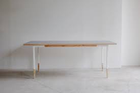 丈夫でリーズナブルなラーチ 針葉樹 合板を生かした天板のオルタナティブテーブルです ラーチ合板をそのまま仕上げるだけでなく メラミン化粧板を貼ることで水や凹みに強い天板にして頂くこともできます さらにオスモをカラー塗装に変更するなど 様々なオーダーにお