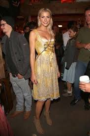 Promis Im Dirndl Die Tops Und Flops Der Wiesn Looks Dirndl Stiefeletten Dirndl Dirndl Madchen