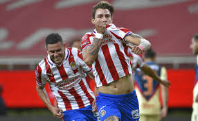 Los mejores partidos de fútbol y competiciones deportivas en tiempo real, ahora solo en telemundo deportes. Chivas Se Lleva La Minima Ventaja Frente Al America