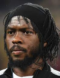 How big is gervinho's forehead in cm? Just Realised Ksi Got Inspiration From Gervinho To Cover His Massive Forehead Ksi