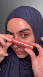 The perfect Christmas lip using the Dr.PAWPAW Ultimate Red Balm 👇 ❤️  Buildable red tint ❤️ Use