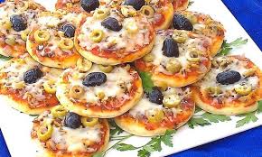 Je Vous Presente Des Minis Pizza Au Thon Au Lieu Faire Une Grande Pizza C Est Plus Sympa A La Degustation Pizza Thon Recettes De Cuisine Mini Pizza Recette