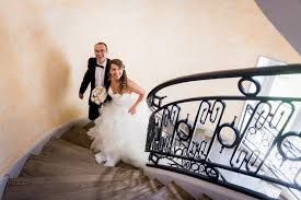 On trouve aujourd'hui des offres de photographes de mariage pas cher à partir de 400 ou 500€ pour une journée de présence, une centaine de clichés et. Photographe Mariage Laique Ceremonie Laique Chateau De Reilly