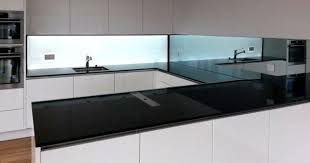 Hinterleuchtete Kuchenwand Aus Glas Homogen Beleuchtet Kuche Ruckwand Glas Moderne Kuche Kuchenprodukte