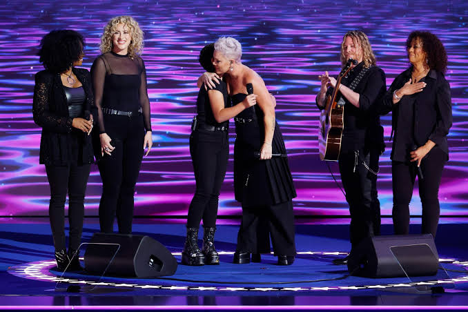 Pink's Daughter, Willow Sage Hart, Joined Her Onstage to Sing at the DNC |  Glamour