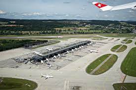 Landebahnen, ein landseitiges terminal sowie drei luftseitige terminals. Flughafen Zuerich Fhzn Stock Falls Shorts Get 10 000 Windfall Bloomberg