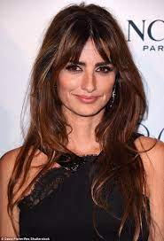 How about, penelope cruz sporting a sexy bun? Penelope Cruz Wows In Black Lace Gown Hair Styles Long Hair Styles Hair