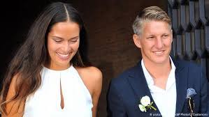 Nach 17 jahren beim fc bayern münchen und einem engagement in england bei manchester united. Bastian Schweinsteiger Heiratet Seine Ana Sport Dw 12 07 2016