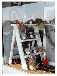 Vitrine D Automne Pas A Pas Vitrines Curieusement Bien Deco Vitrine Noel Decoration Vitrine Noel Decoration Vitrine