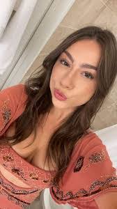 Kirsten Saunders's Instagram, Twitter & Facebook