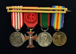 Actas do colóquio a grande guerra na falerística; Lote 15 Miniaturas De Condecoracoes Portuguesas Barra Em Metal Dourado Com As Miniaturas Em Prata E Bronze Com Fita De Ordem De Cristo Medalha Militar De Bons Servicos De 1910