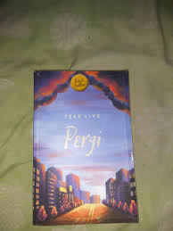 Sejujurnya saat membeli dan membaca buku tere liye pulang pergi, saya random karena tertarik dengan cover bukunya. Piscoook Resensi Novel Pergi