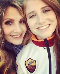 Sara, giovanni, chiara e giorgio. Lorella Cuccarini E La Figlia Chiara Sono Due Gocce D Acqua Foto