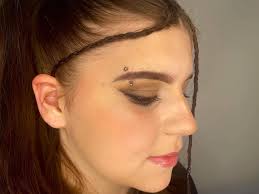 Hello I'm looking for recommendations of someone who have the knowledge and  skills to do a natural looking makeup. Thank you for any suggestions x