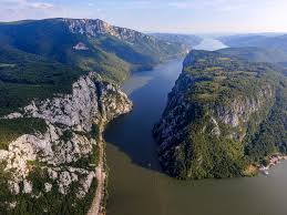 Vorbim aici de un vast teritoriu natural, în mare parte cu statut de parc național care cuprinde o zonă de circa 150 km lungime întinsă între localitățile baziaș și orașul drobeta turnu severin. Obiective Turistice Clisura DunÄrii Zeurino Èara Severinului