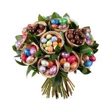 Bouquet De Chocolats Le Gouter De Paques Une Idee Cadeau Denichee Par Georges Sur Allocadeau Com Fruit Basket Diy Gift Diy Holiday Gifts Fruit Baskets Diy