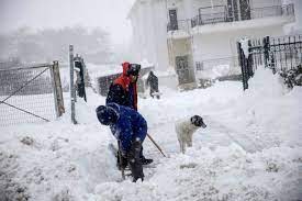 Τα πρώτα χιόνια έπεσαν στη βόρεια ελλάδα, ενώ το «έστρωσε» και στην πάρνηθα. Poia Sxoleia 8a Parameinoyn Kleista Thn Trith Logw Toy Xionia Ta Nea