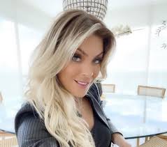 Atualmente, comanda o programa jogo aberto, na rede bandeirantes. Renata Fan Mexe Na Imaginacao Dos Internautas Com Look Decotado Uau