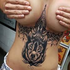 En este otro tatuaje en las costillas leemos el nombre de mia que deriva en la forma de un corazón. Tatuaje De Lobo Debajo De Los Senos Fotos De Tatuajes