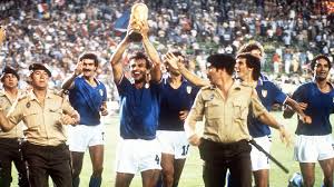 Dem niederländer, der mit seiner frage „wann wirds mal wieder richtig sommer? die menschen genauso begeisterte wie mit dem satz „lass' dich überraschen wurden gewiss viele tränen nachgeweint. Wm 1982 Spanien Sportschau De